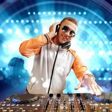 Garantiza la mejor música para tus eventos corporativos, celebraciones privadas o cualquier ocasión especial. Adaptamos la selección musical a tus necesidades, creando el ambiente perfecto para que tus invitados disfruten de una experiencia inolvidable.