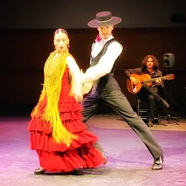 Espectáculo de flamenco que llevará pasión y arte a tus eventos corporativos, celebraciones privadas o cualquier ocasión especial. Nuestros bailarines profesionales combinan tradición y emoción, creando una experiencia vibrante e inolvidable para tus invitados.