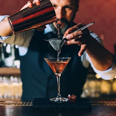 Nuestros talleres de Cocktail Making ofrecen una experiencia divertida y participativa para descubrir los secretos de la coctelería, aprender a crear combinaciones únicas y disfrutar de un momento lleno de sabor y creatividad.