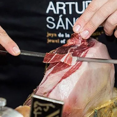 Ofrecemos un servicio profesional de cortador de jamón para eventos, combinando tradición y excelencia. Nuestros expertos garantizan una presentación impecable y una experiencia gastronómica única, ideal para eventos corporativos y celebraciones privadas. Un toque de distinción para tus invitados.