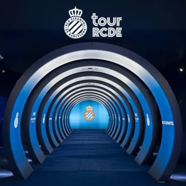 El RCDE Tour ofrece la oportunidad de revivir la magia del RCDE Stadium, conocer sus secretos y descubrir la historia de un club con 125 años llenos de momentos incomparables, puerta con puerta de nuestro túnel de viento.